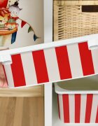 INSPIO Matrica IKEA TROFAST dobozhoz - Piros csíkok (bézs színűre)