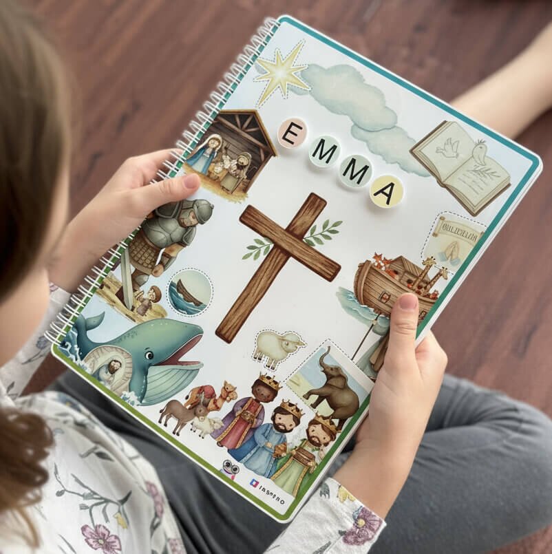 INSPIO Személyre szabható gyermekbiblia tépőzárral (A4) – 17 történet